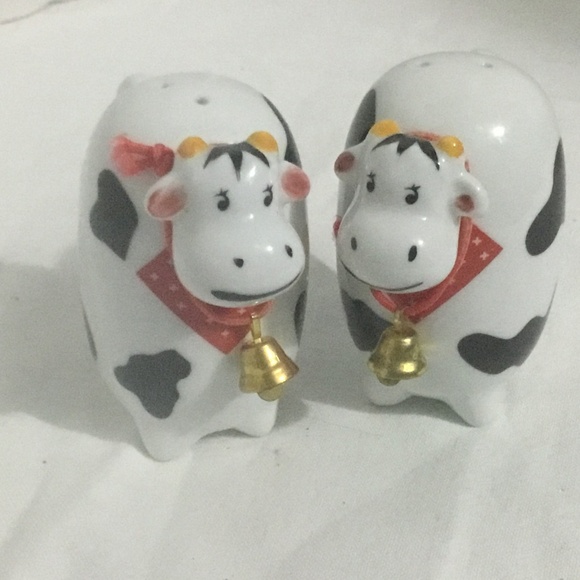Cow salt and pepper shakers with Switzerland printed on the side.Excellent shape - Picture 1 of 6